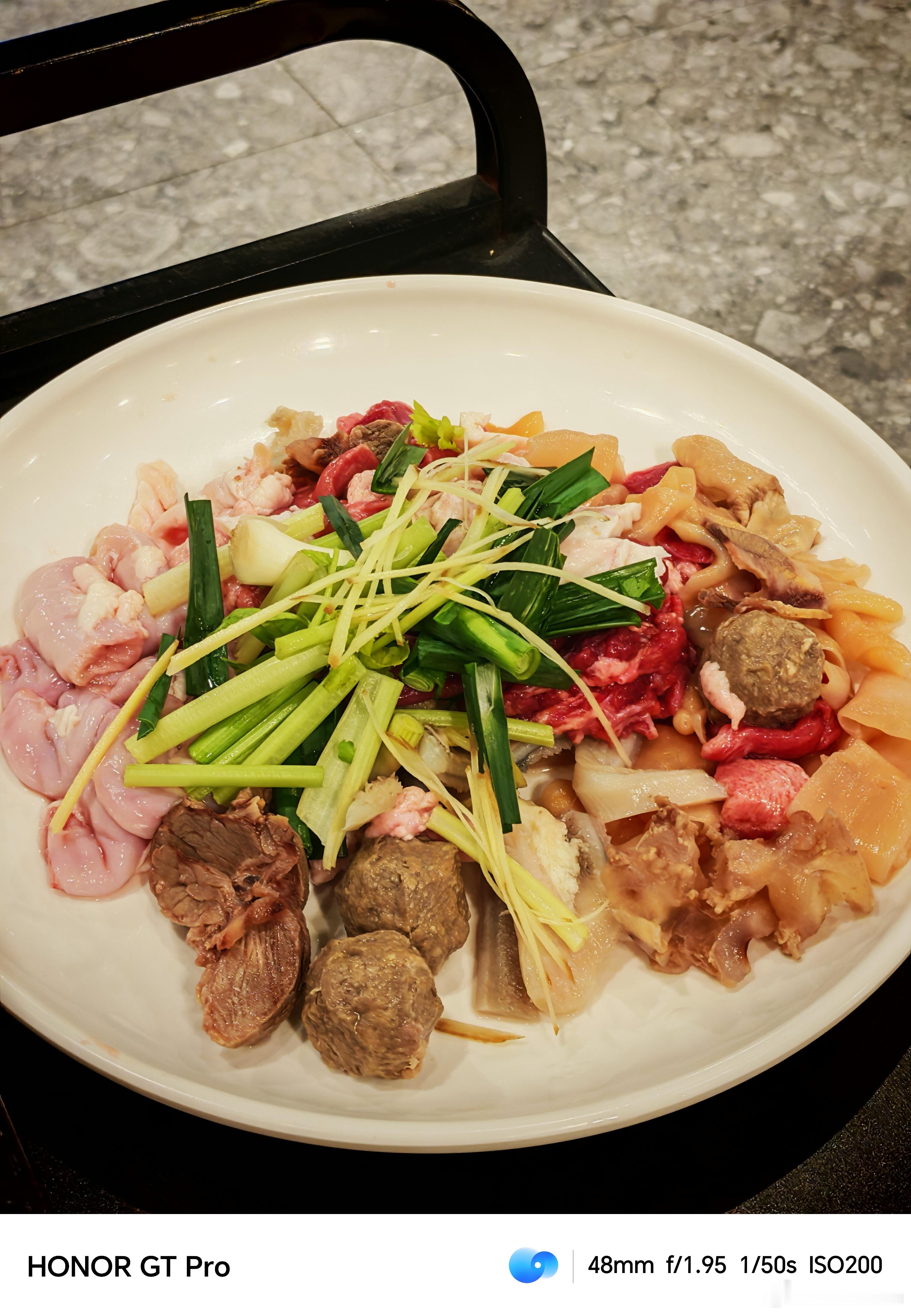 睡了吗都听说这是来柳州的媒体都会打卡的饭店牛杂火锅，新鲜好吃​​​