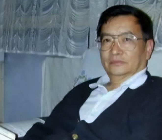 1969年，37岁梁从诫被下放江西劳动，妻子周如枚立刻提离婚，还给儿子改名换姓，