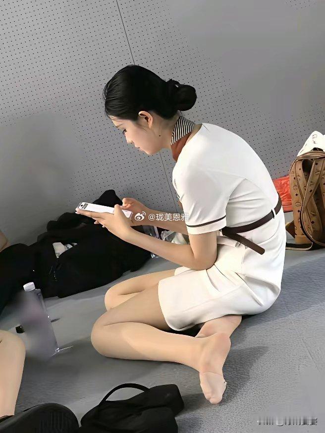 空姐后台真实一幕累到顾不上形象，外表看着风光，背后全是辛苦​​​