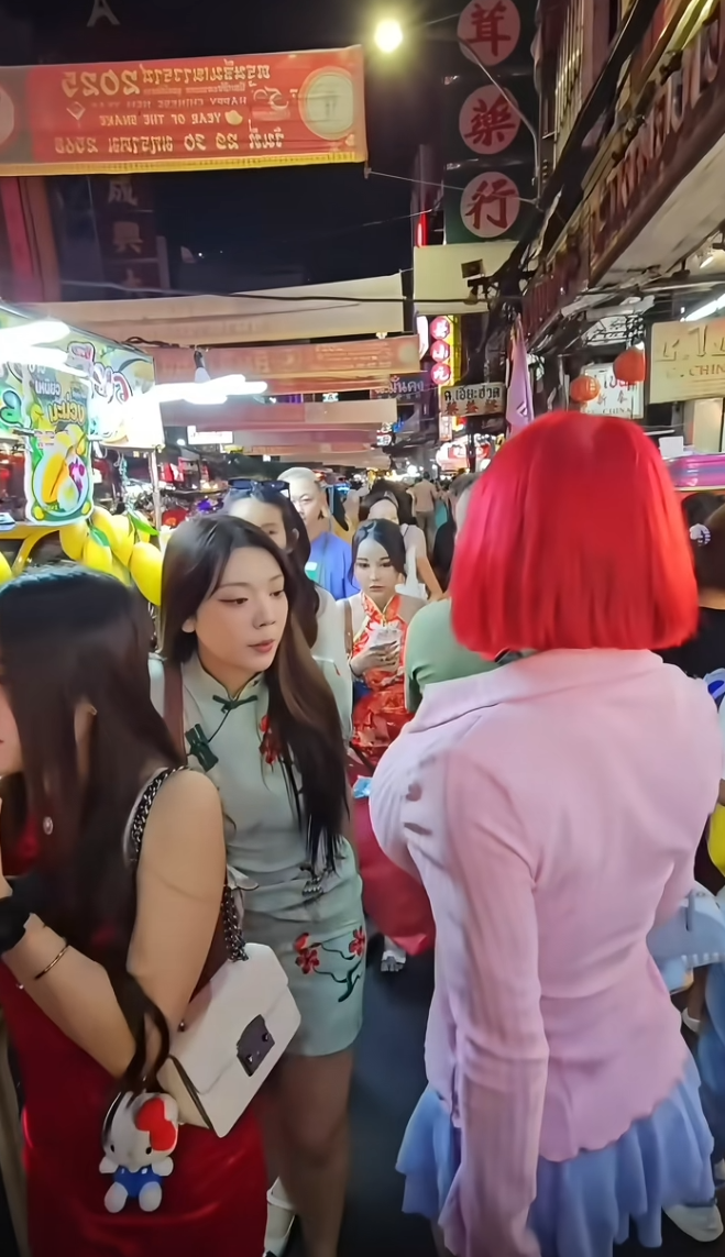 这是看到啥了这个表情的？？？