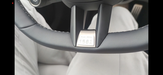 昨天试乘了一下还是低配好顶配太猛了我当时两个小时没缓过来，直到今天还心有余悸。