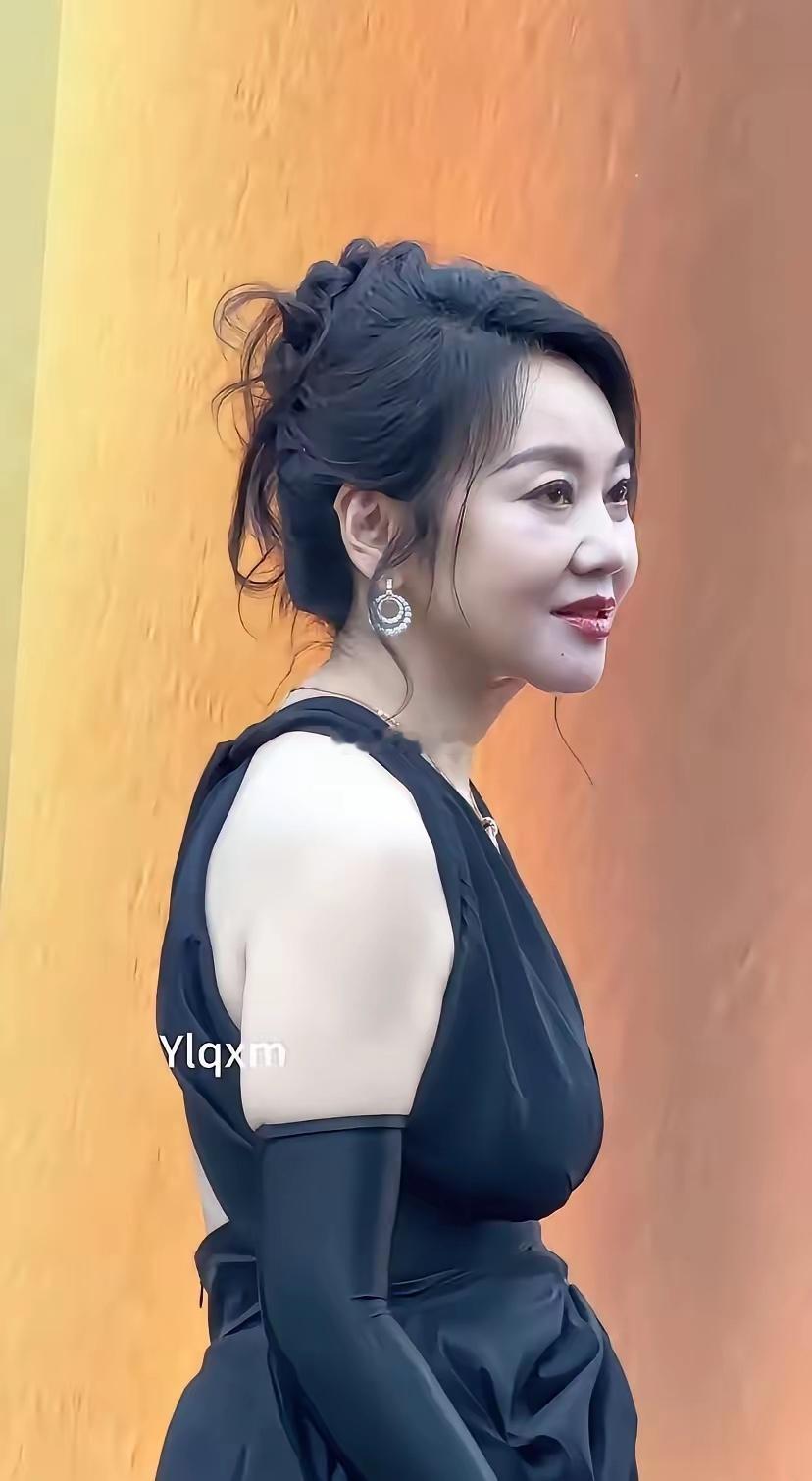 为什么女人到了一定的年龄，都会含胸驼背就连明星也不咧外