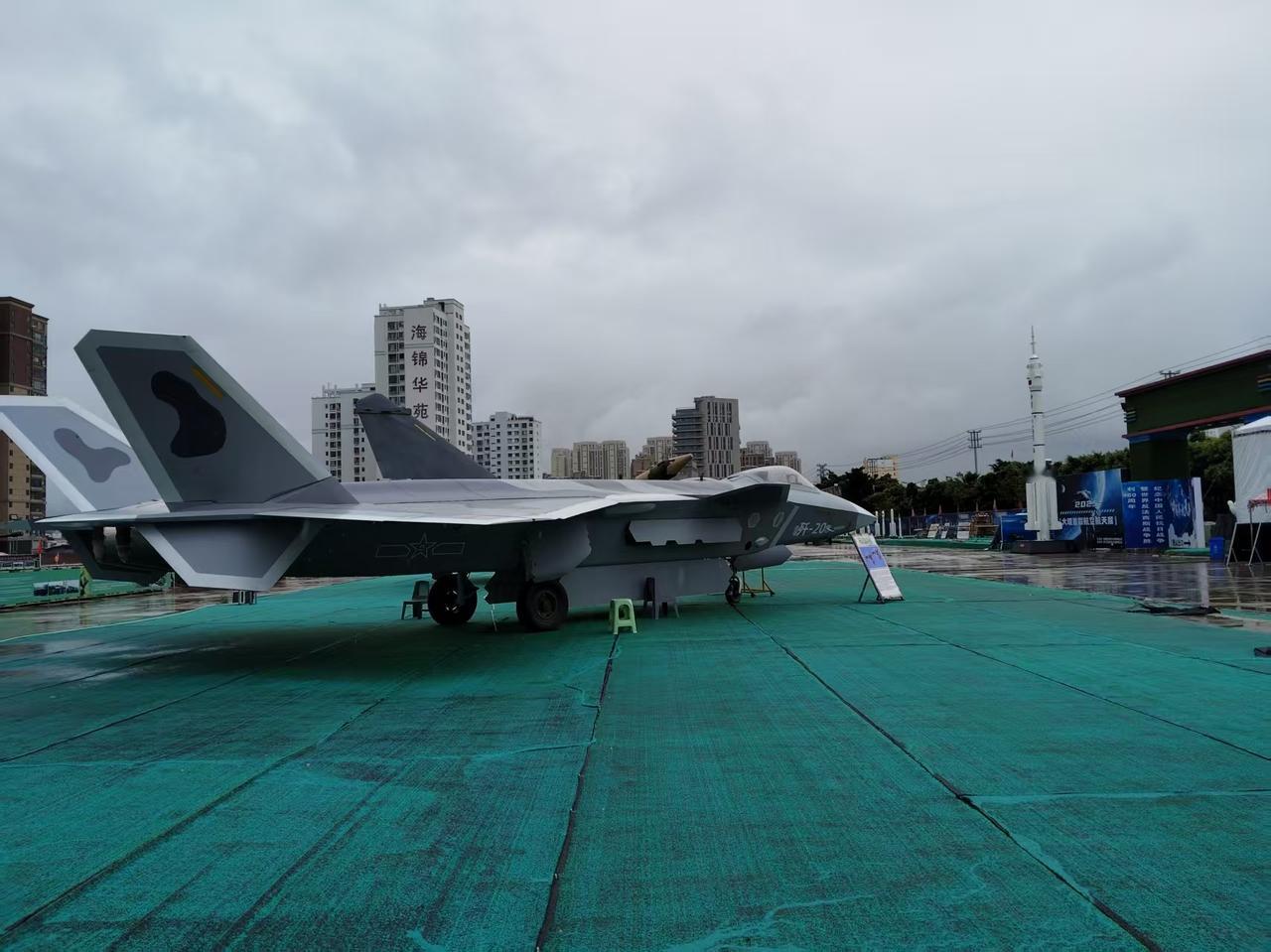 当阿三和东方龙打牌:东方龙:我出歼8阿三: