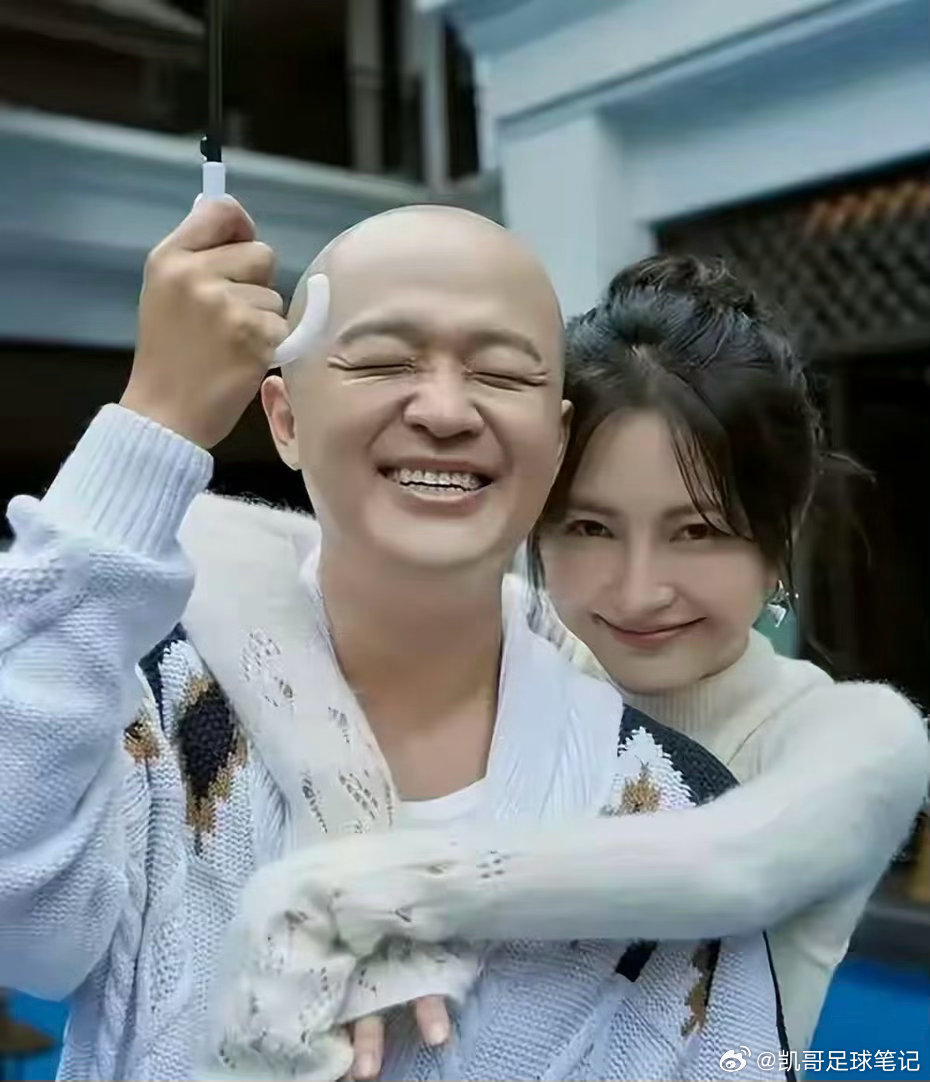 陪包贝尔住地下室，用烟头烫自己逼婚，包文婧爱了20年还是错付了​​​