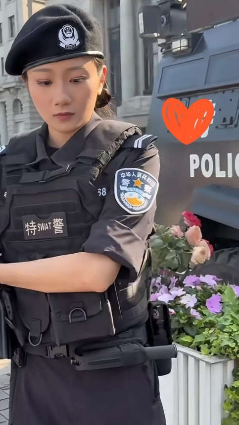 上海的特警又上热搜了，这次是女特警钱雪颖，因为长得漂亮又有过奥运会射击运