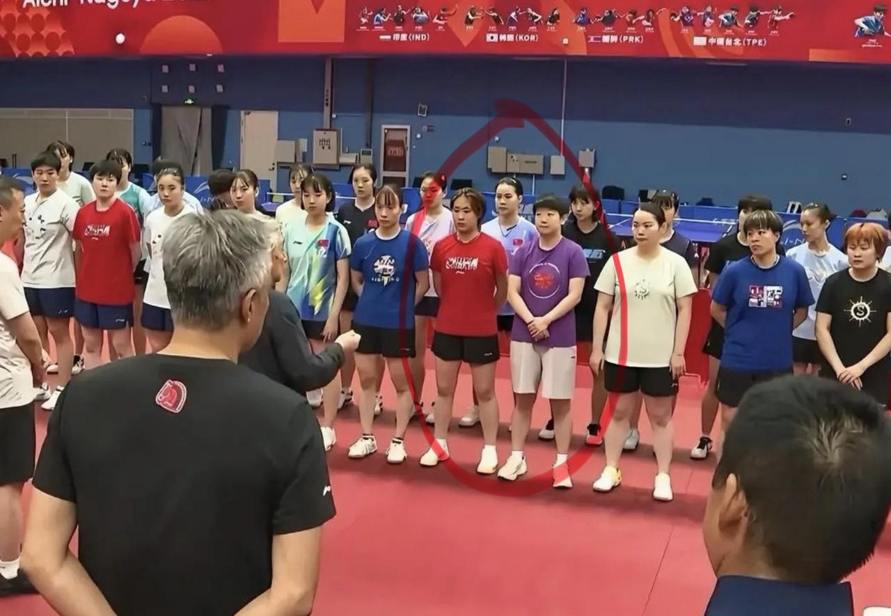 合影里藏着一个容易被忽略的小细节全队站成一排，大家都是打球的短运动裤，莎莎穿的