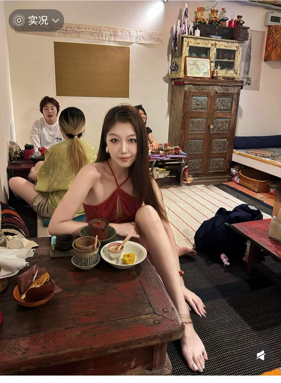 这么美的脸蛋，就是二脚趾头太长了。