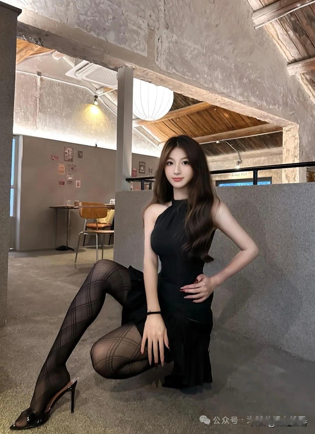 优雅黑裙，性感撩人，都市风范！