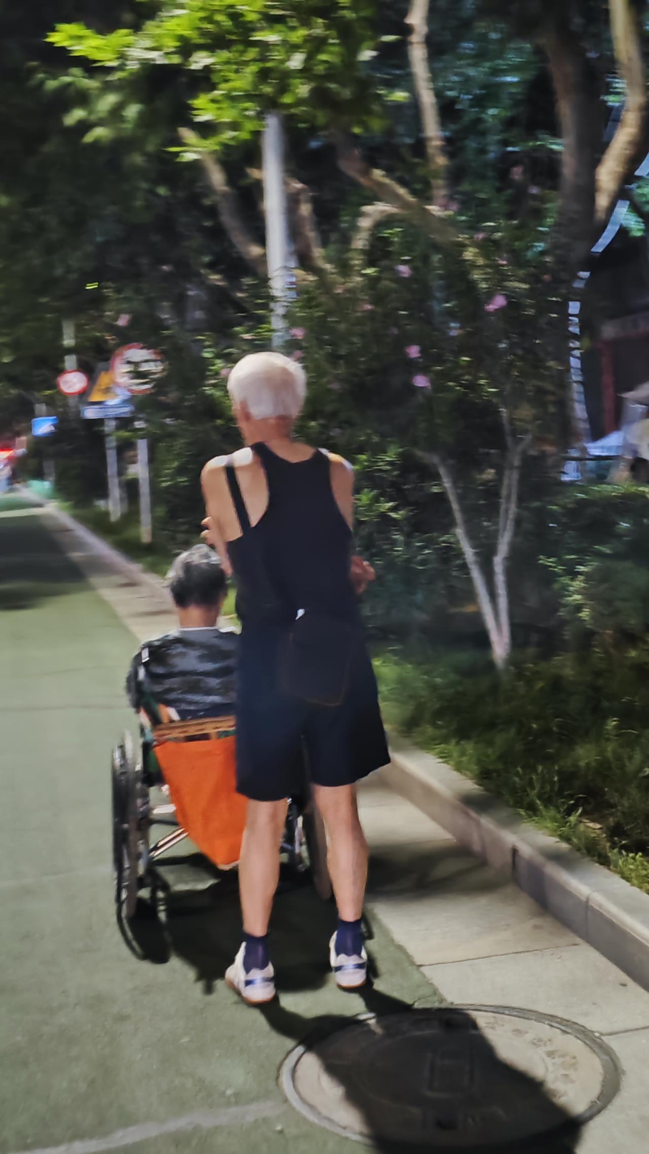 昨晚在路上碰到了过去的老领居及老同事推着嫂子从公园遛弯回来。昏黄的路灯下，老哥那