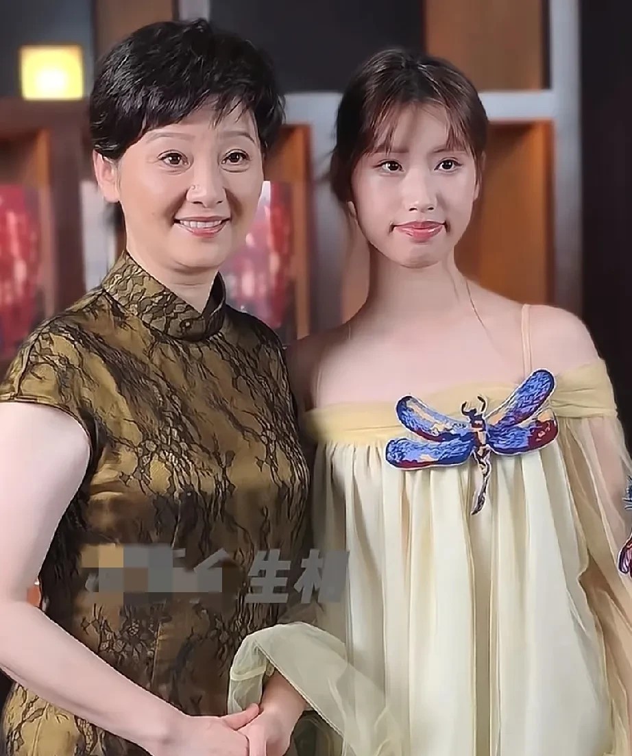 发现了没，徐帆和冯小刚收养的女儿很不对劲。万万没想到，她竟然随母姓，跟着徐帆