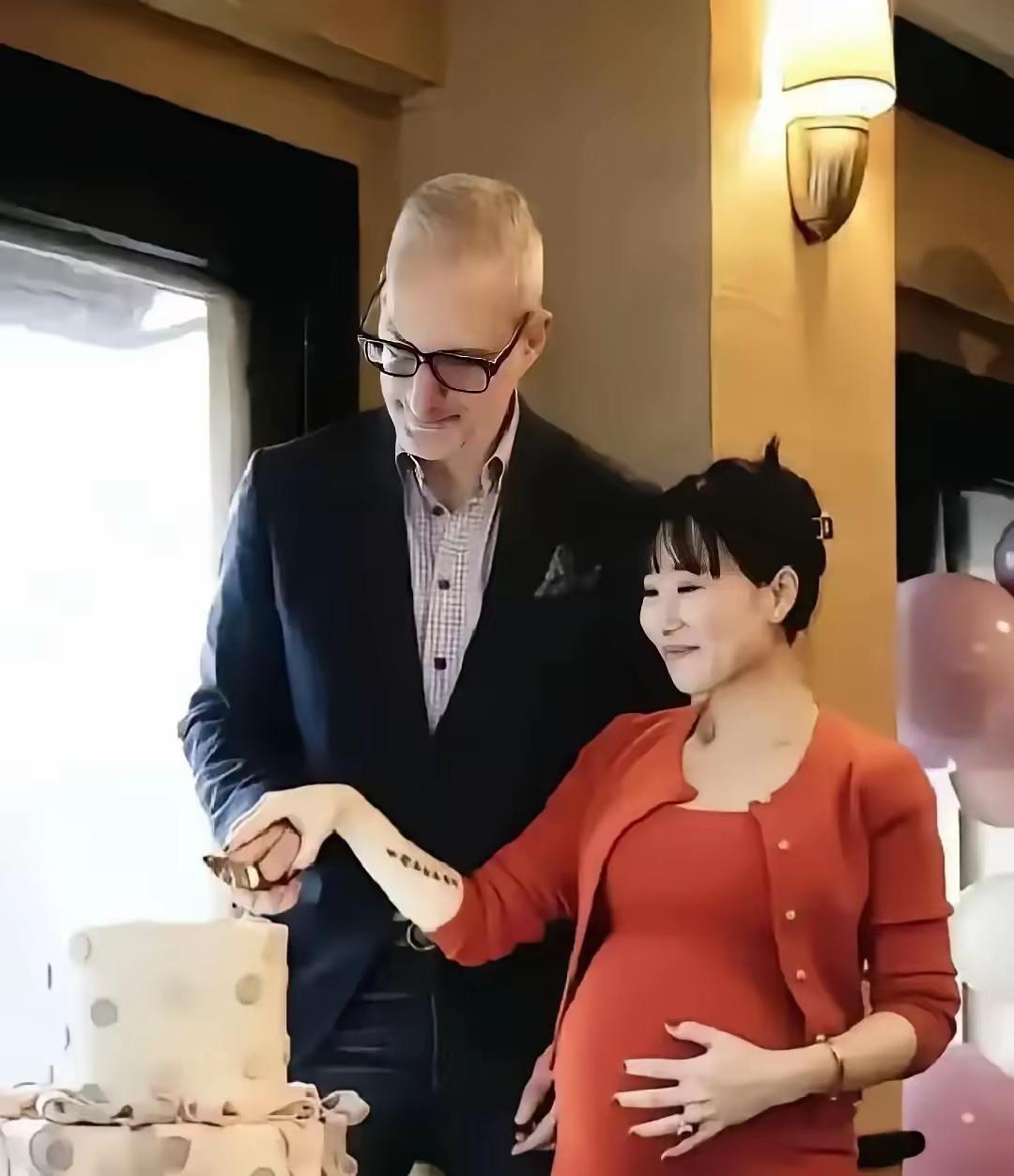 看到好多人都在议论这位38岁的陪读妈妈，原因是她怀上了这位70岁老头的孩子，说她