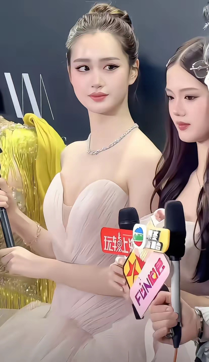 我的天，这两天被钟丽缇的小女儿的惊呆了，真的是从小美到大的。