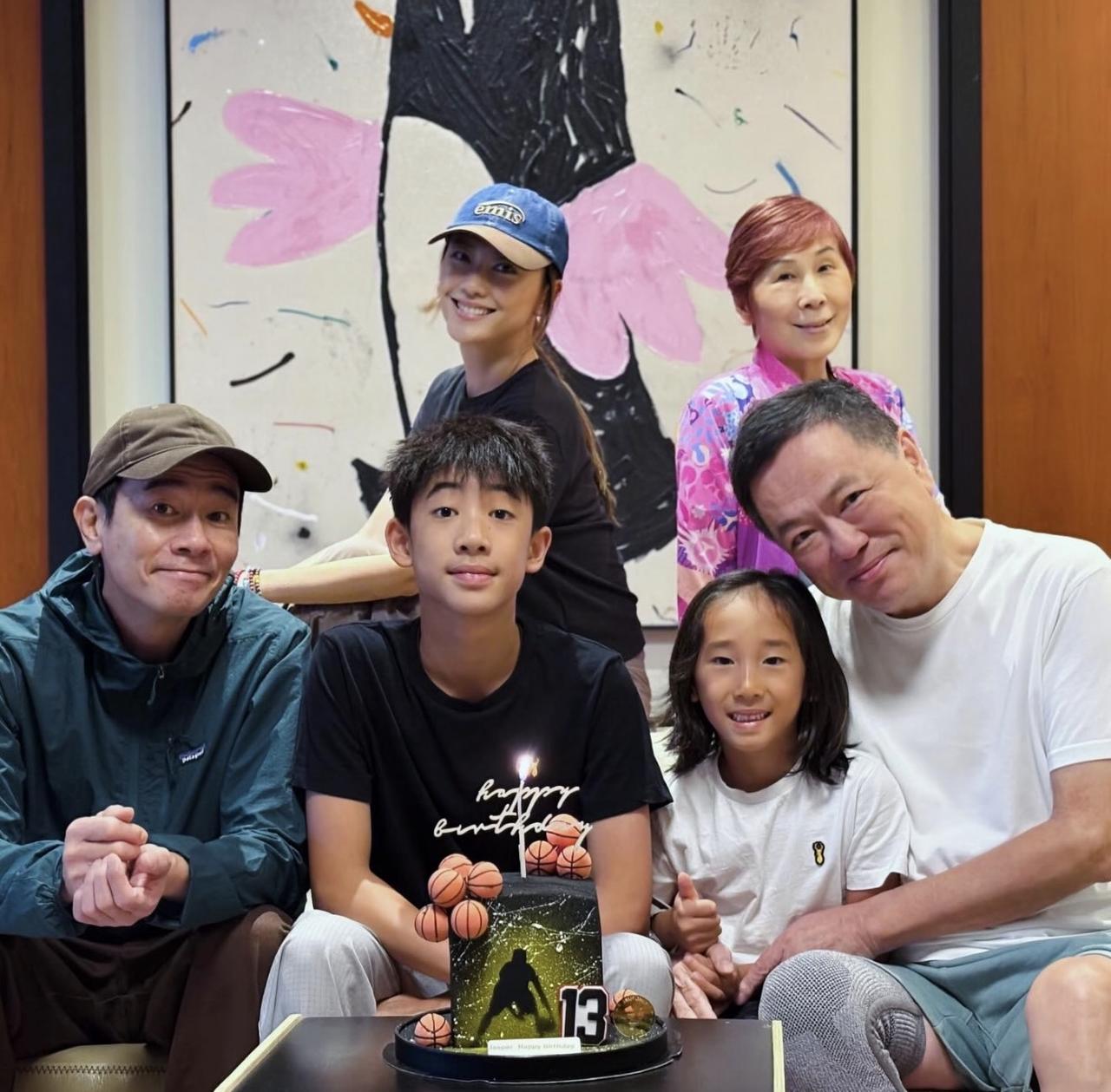7月1日，陈小春晒一家人合影，岳父母出镜，为小小春庆13岁生日。陈小春有一位