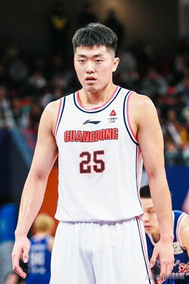 张皓嘉或跌出比赛轮换大名单，三人表现出色令其位置不保。张皓嘉25岁，身高