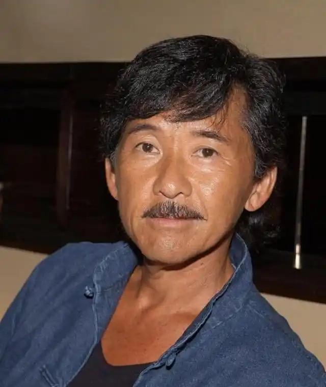 林子祥自曝和叶倩文分房睡。据港媒报道：林子祥称自己睡觉需要安静，但叶倩文却喜欢晚