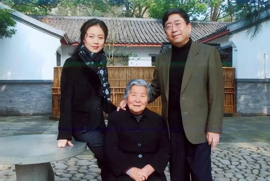1992年，余秋雨二婚娶了小16岁的女明星马兰。新婚当夜，余秋雨向妻子提出了一个