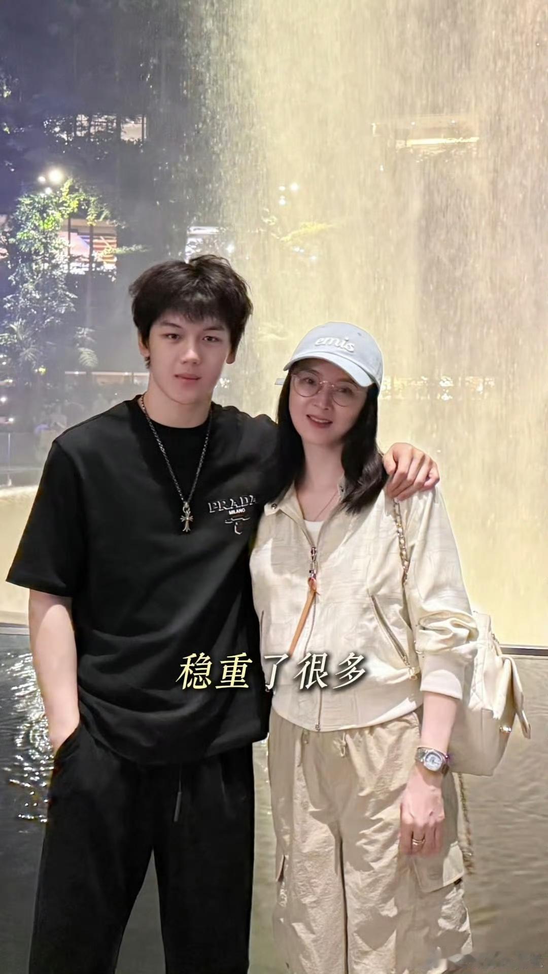 王艳儿子近照曝光，19岁球球搂着妈妈合照，看起来稳重又阳光，颜值完全逆袭了！​