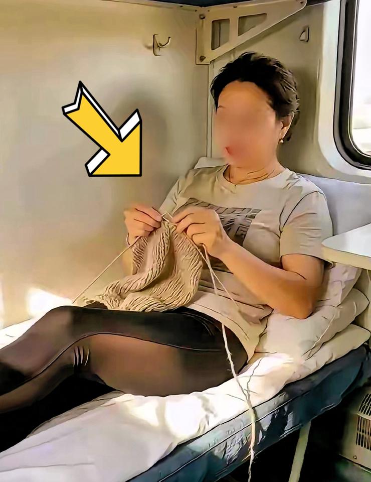 这位大姨刚上车安顿妥当，就低头织起了毛线活。到昆明刚好要走两天两夜，我留意着她，