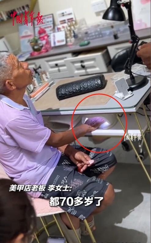 “人怎么能聪明到这种地步！”7月21日，河南开封，大妈去地里收豆角，掐豆角的时间