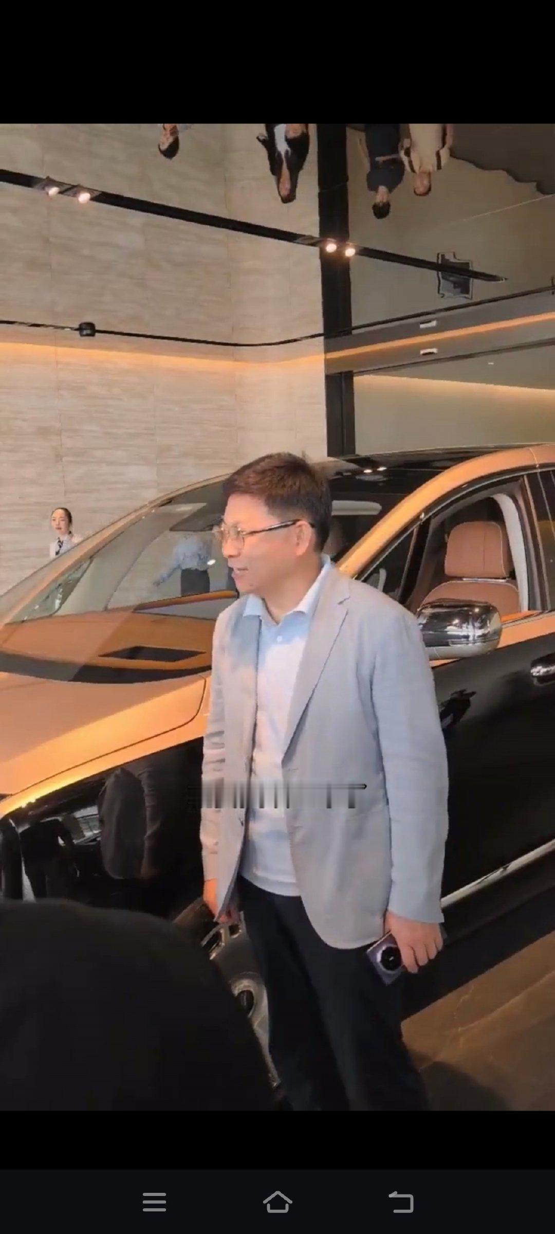 #余承东曝明年初上市大型豪华SUV#尊界豪华SUV，明年年初或许就会和大家见面了，大家期待吗？​