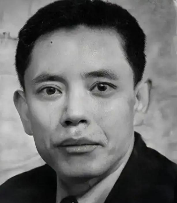 照片中的这个人叫余乐醒，此人是军统“教父级”大特务，在军统中名气很大的沈醉，就是