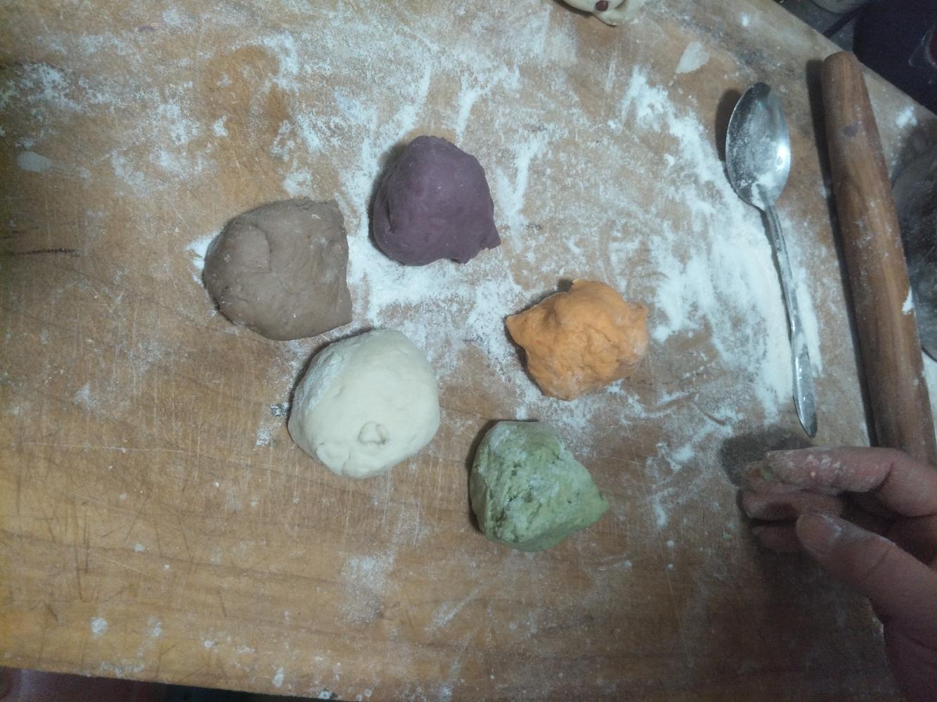 给宝宝做了吃的彩虹豆沙包 让宝宝食欲大增