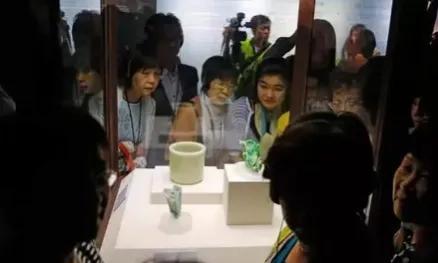 2007年，台北故宫的展柜前，一个小学生突然踮着脚指着玻璃里的翠玉白菜喊出声：“