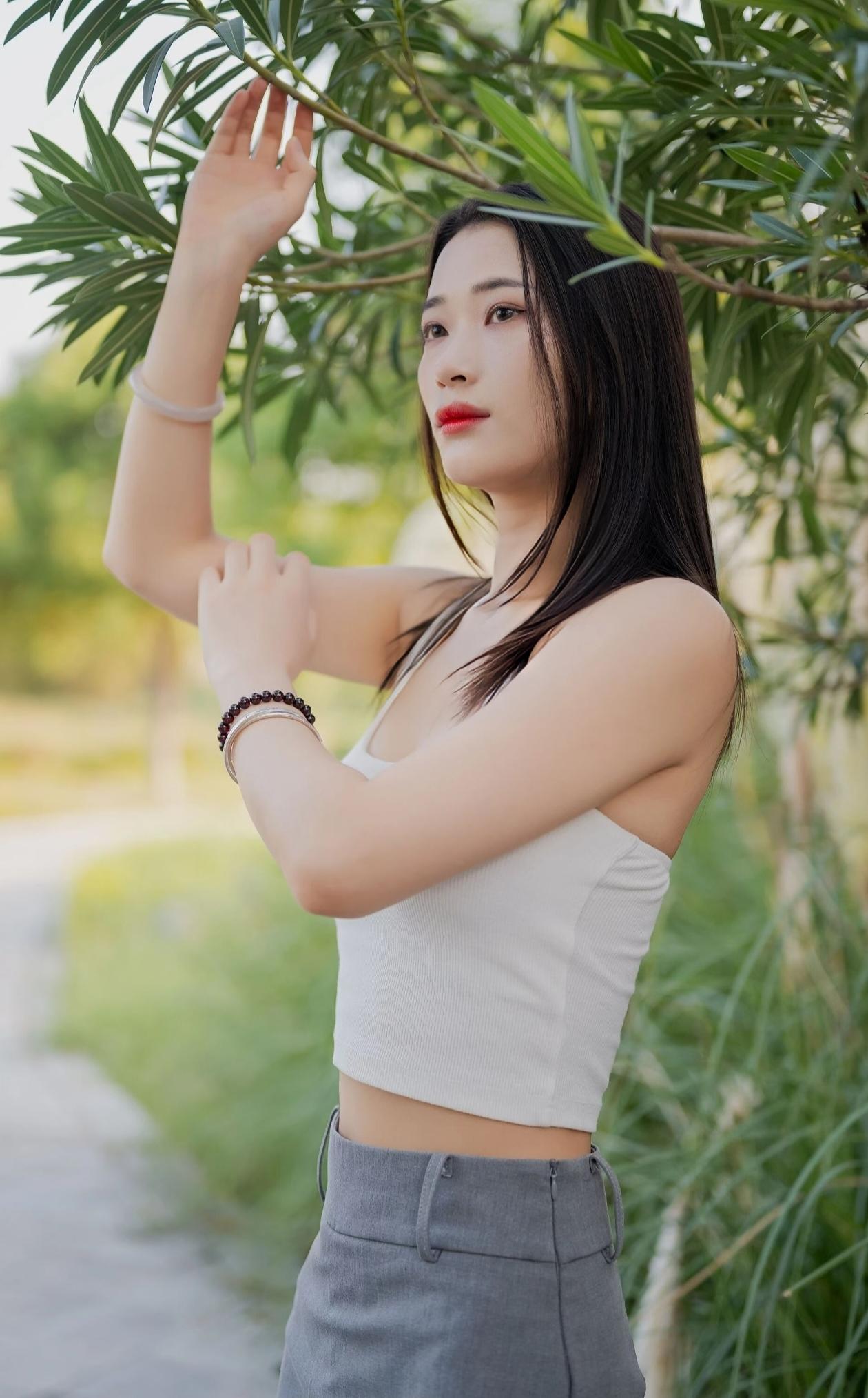 秋日赴约，与温柔撞满怀夏末的风带着最后一丝燥热掠过窗台，蝉鸣渐渐褪去喧嚣，才