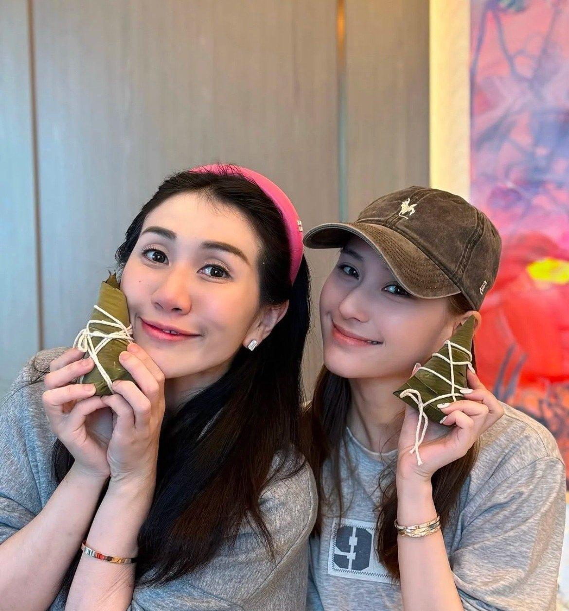35岁何超莲和同父异母姐姐何超盈包粽子，手上镯子值100万，网友：窦骁人又没影了