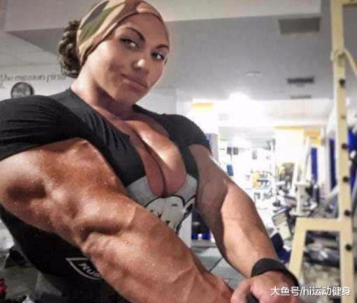 肌肉女身材比健美男运动员还壮实, 不看脸都以为这是肌肉猛男