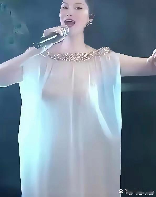 54岁朱茵亮相活动气场全开，自带自信光芒，登台即焦点，亮眼夺目