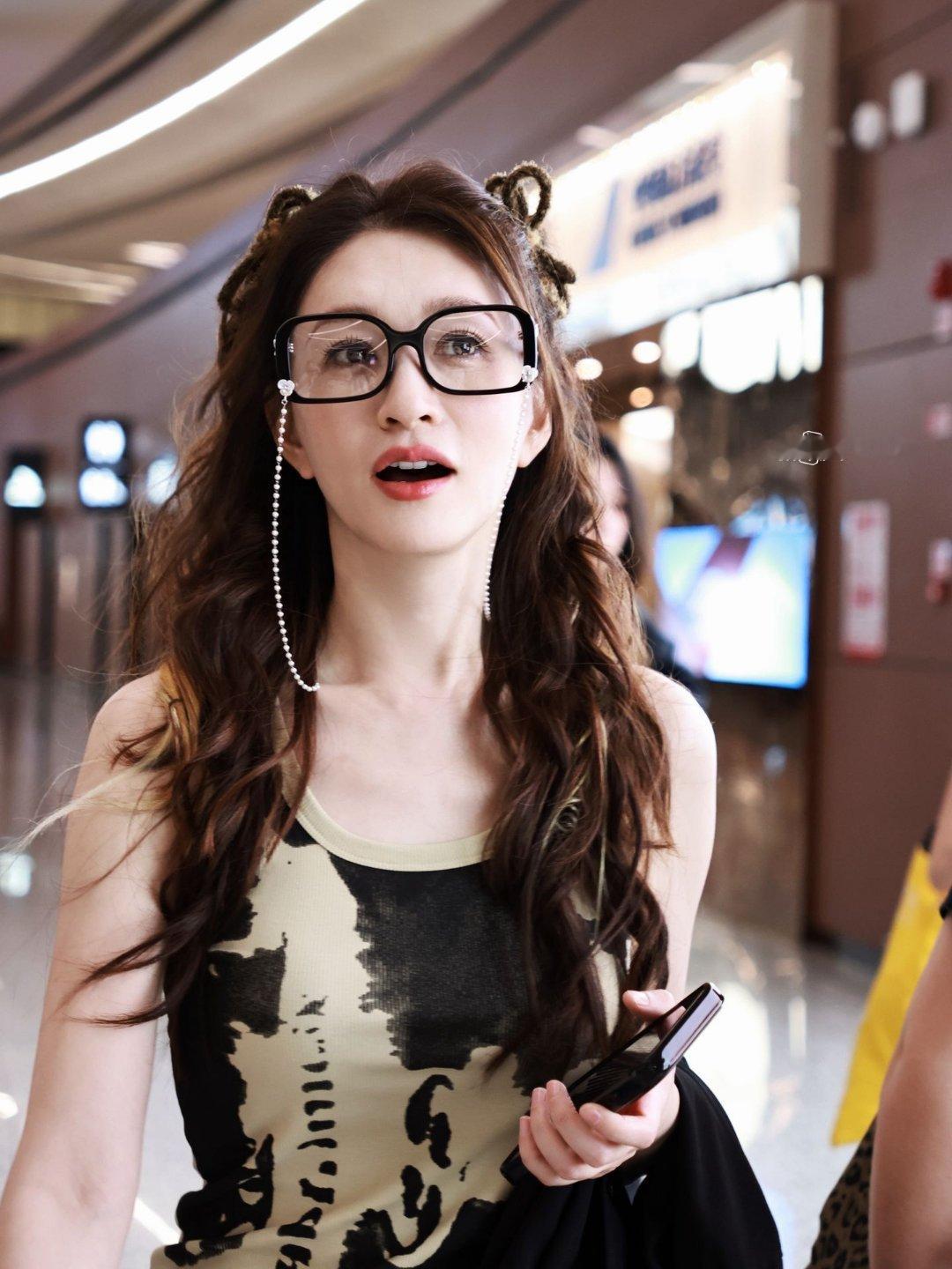 李小冉我现在情商老高了当一个人说她情商高的时候，莫名其妙更好笑了，尤其这个人是李