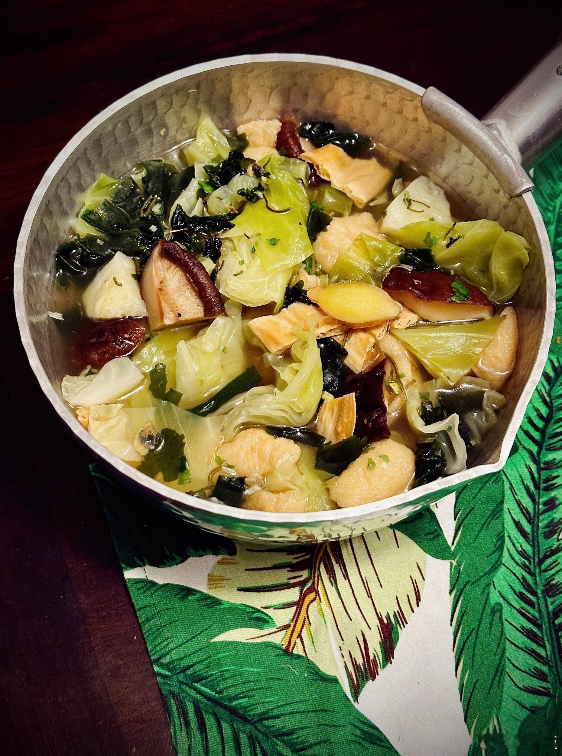 做了好久没做的香菇油豆腐卷心菜汤，好的卷心菜有香味，又甘甜，与香菇豆子的香气一起