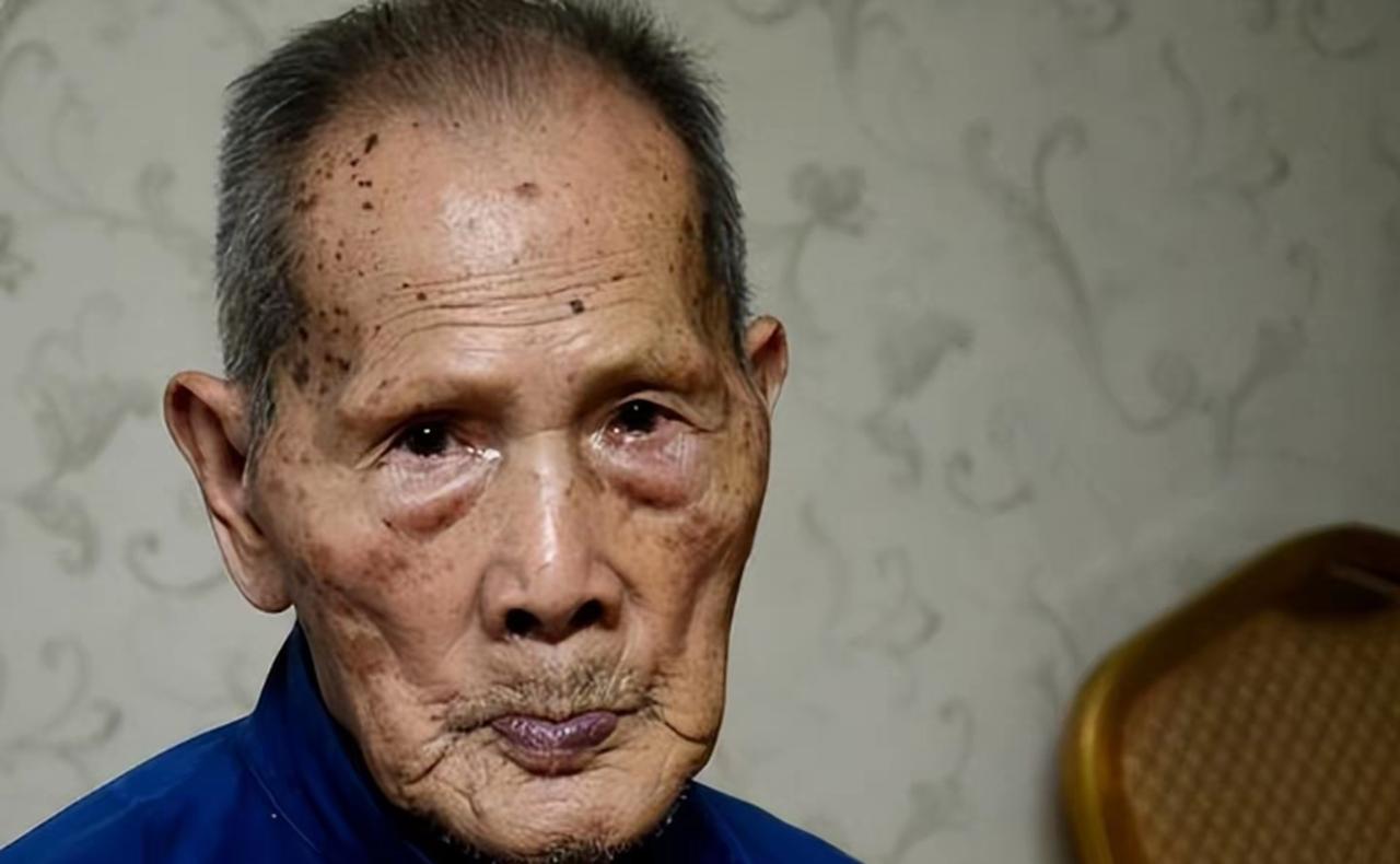 1941年，少尉排长林孝祥深夜潜伏水中布雷，左臂突然被咬住，钻心剧痛传来，他暗叫