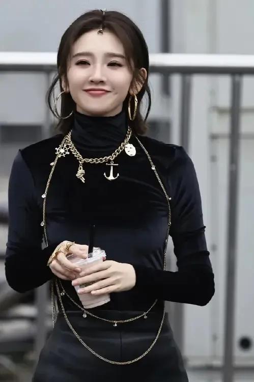 真不能再看唐艺昕的浪姐综艺了。婚后的张若昀，真把她宠成公主。我才看一会综艺，