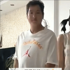江苏，9日女子看到17岁儿子淘汰了一堆衣服鞋子，觉得扔掉好浪费，于是就让丈夫穿了
