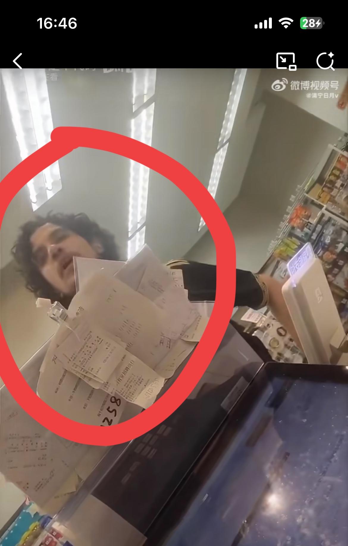 超市老板吐槽，一南亚长相的男子买东西不付钱，竟然还道德绑架老板，说老板不是中国人