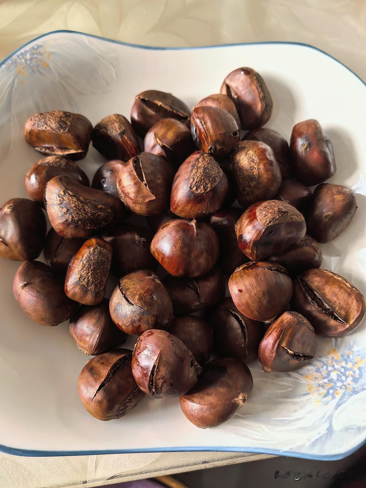 这是浪费了多少东西哟！图一是过年娃子买的炒板栗，放那放忘了，尝了一颗，硬的豁牙，