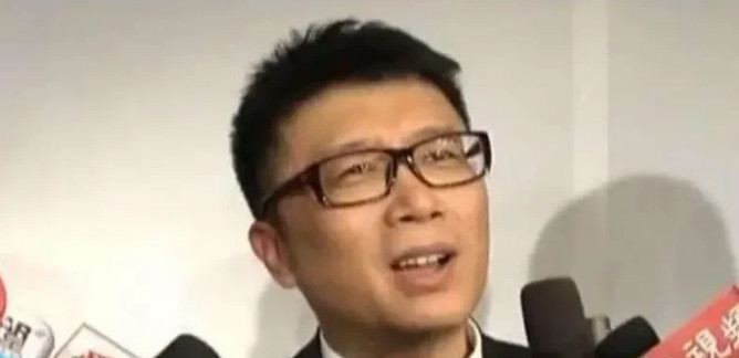 2011年，歌手庞龙跟刘德华同一天在北京举办演唱会，助理就劝他：哥，咱赶紧把演唱