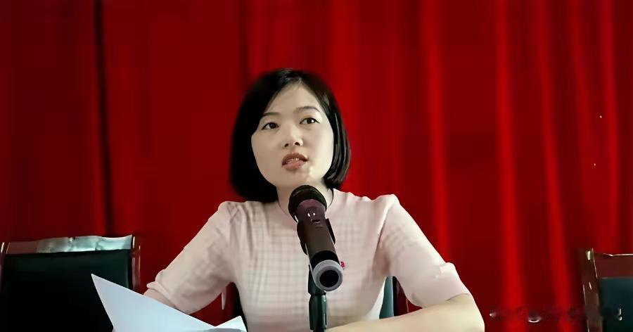 网友又有惊人发现称，曾医生酷似李佩霞，从发型到脸型，从神态到表情，从姿态到神韵，