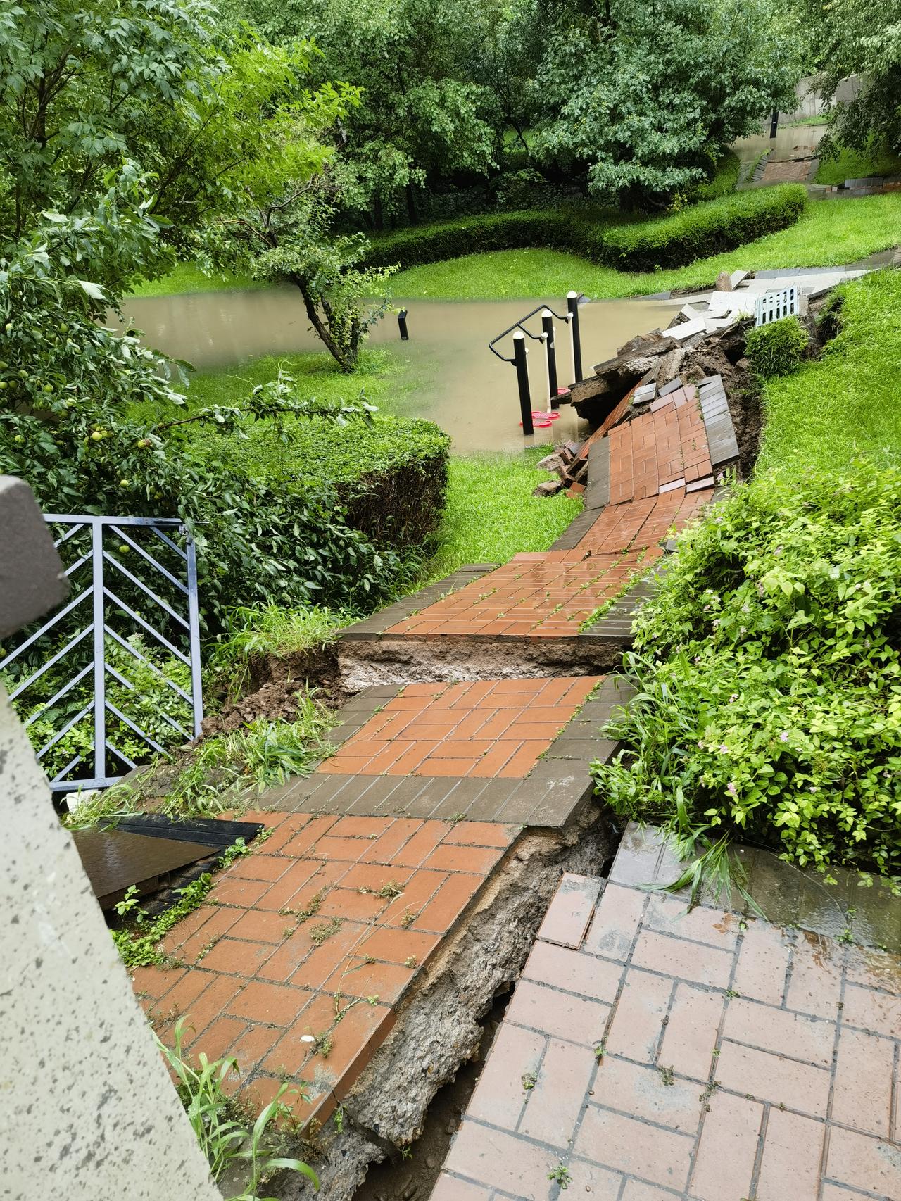 暴雨突遇地库塌方，全家临时转移安置连日特大暴雨席卷沈阳，整座城市饱受积水困