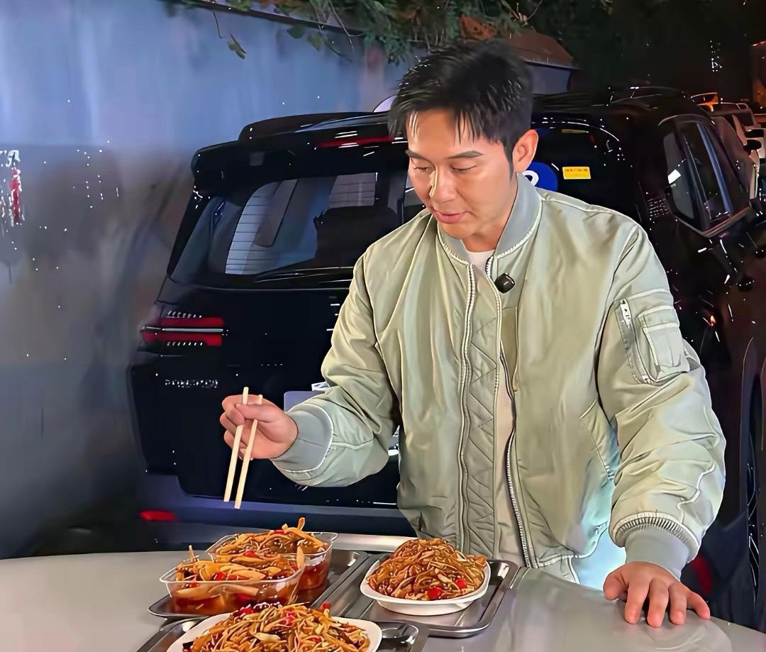 李晨这饭吃的有心意，没有位置，把饭菜放到汽车引擎盖上，也是挺接地气。李晨其实很实