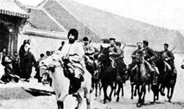 1949年7月，解放军进攻马家军骑兵14旅防守的固关，军长贺炳炎下令：“把大炮全