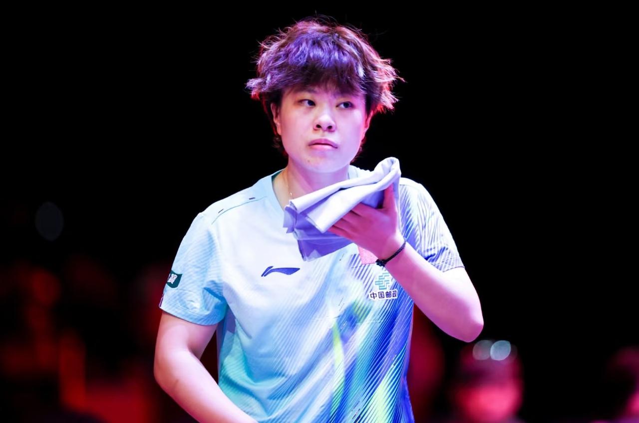 王艺迪真的是国乒喜剧人在成都封训期间有一些不知道是啥人，蹲在她们去球馆的路上