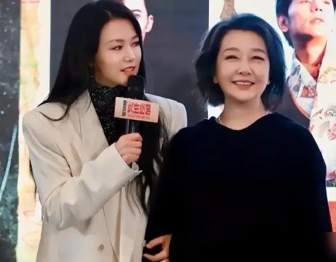 江珊和高曙光的女儿高亦心最近被扒了个底朝天。起因是几张她在国外给小众品牌做造