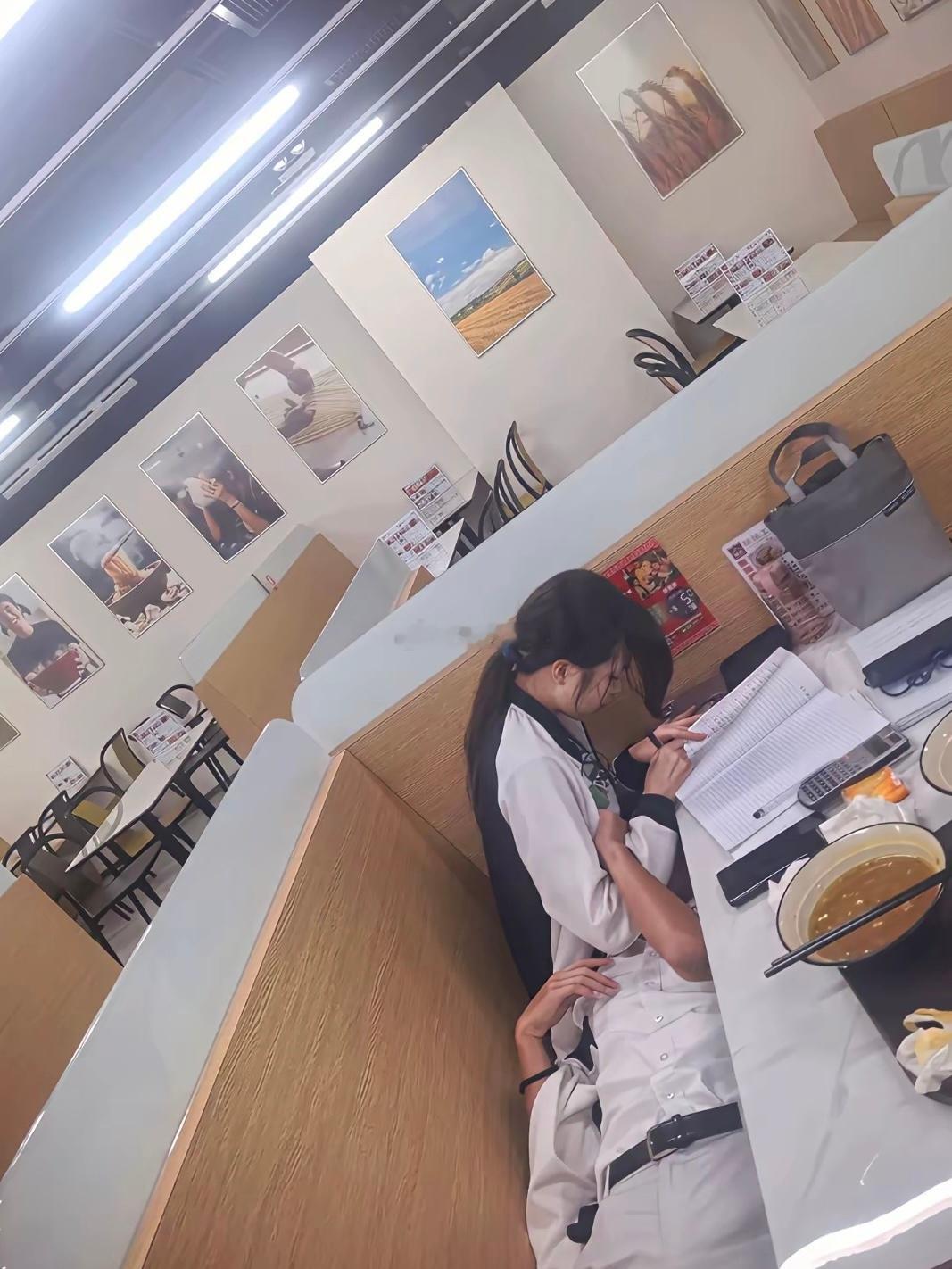 遇到对学生情侣，男的睡着了关系很亲密活泼有点羡慕可能所有激情都来自年轻吧​​