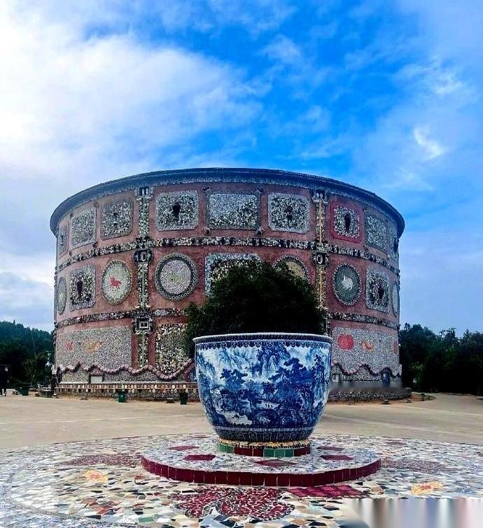 掏了钱进了景区，结果发现，好家伙，我成群众演员了。兴冲冲跑到那个景德镇的大瓷缸