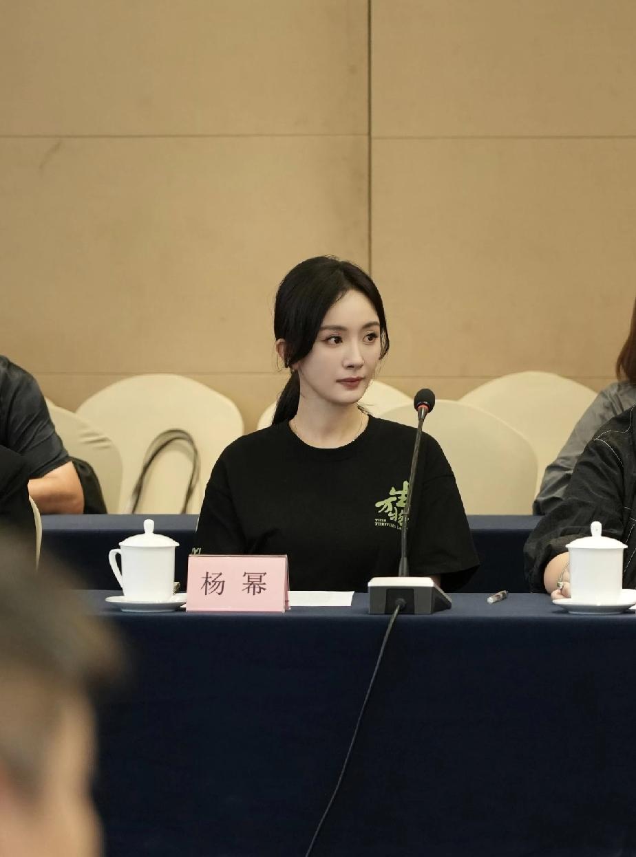 绝了！杨幂现身研讨会，这种镜头下都这么美，又正又漂亮！内娱还有谁？