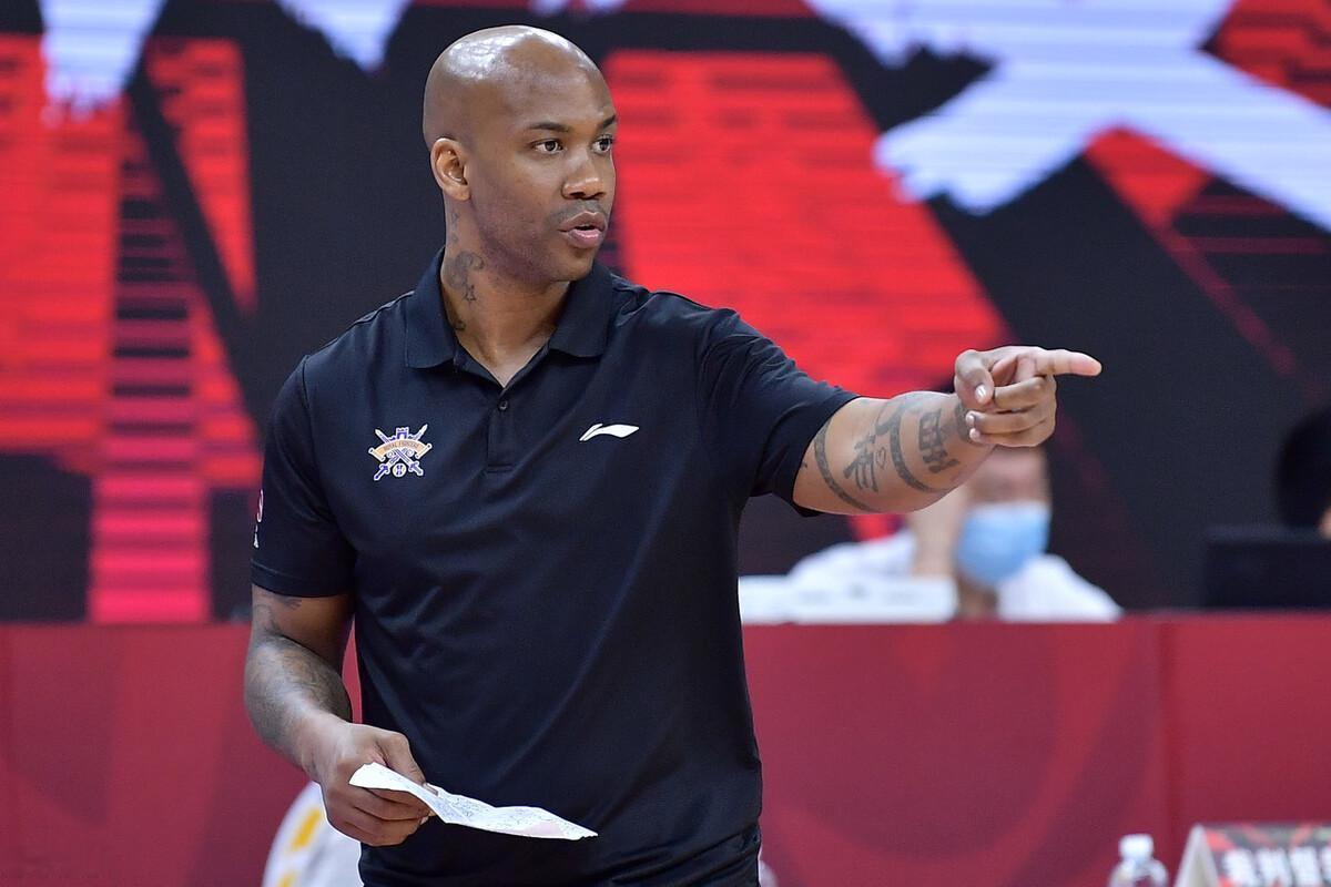 兜兜转转，北控男篮又回到了从前！马布里时期，管理层弄了个“中方教练组”，互相牵