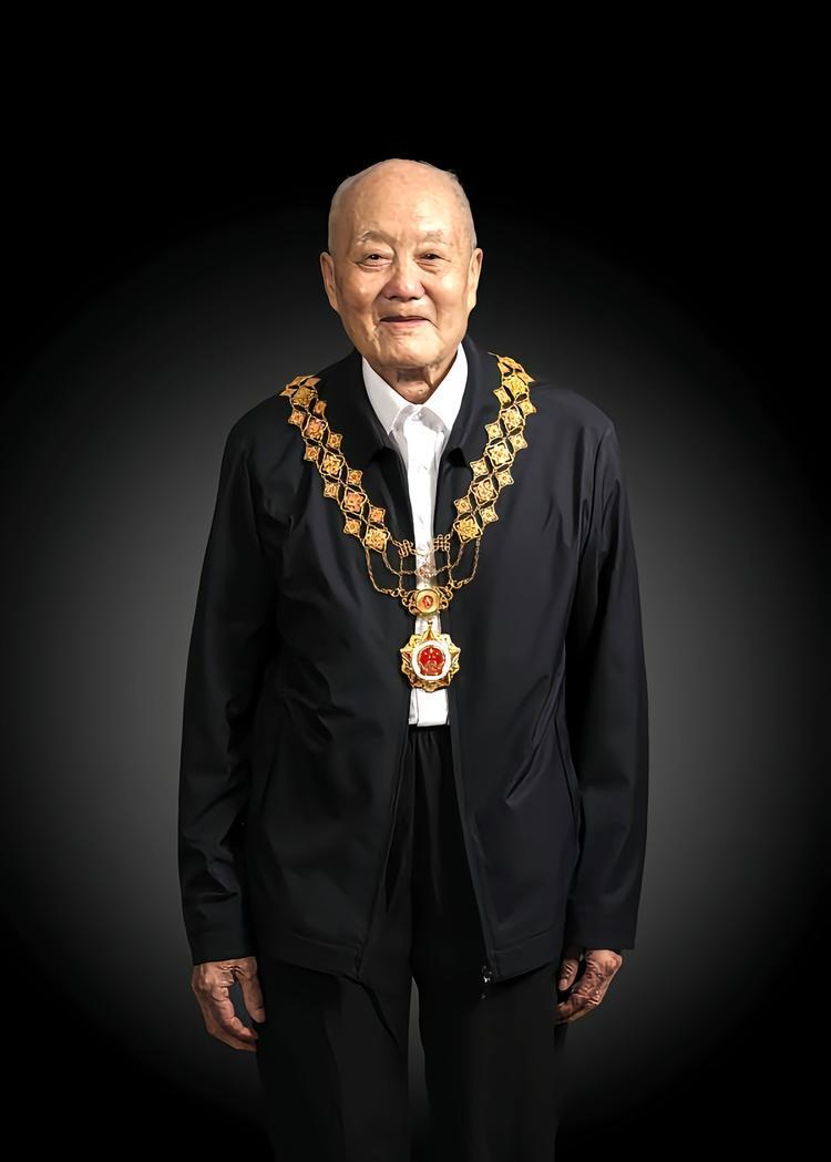 这老爷子牛x，特等功一次，一等功三次。脖子上那条项链，不是谁都能戴的，那